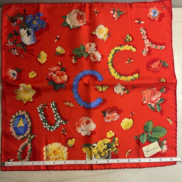 GUCCI FLOWER SILK SCARF NWOT - Picture 12 of 13